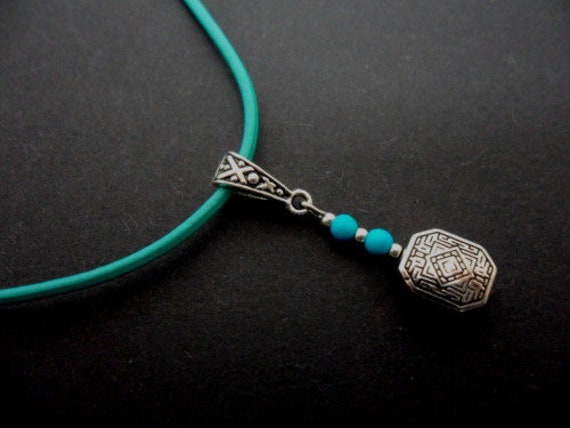 Collana a strati, collana in pelle per donna, collana in pelle con ciondolo, collana boho, regalo da donna, pelle e turchese per donna - Italia