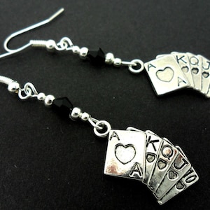 Une paire de main de poker argent tibétain jouer cartes pendantes boucles d’oreilles. Nouveau.
