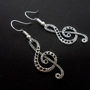 A pair of cute tibetan silver  treble clef musical note  themed  dangly earrings.