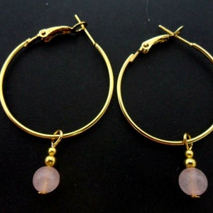 Een paar gouden kleur 30mm 1 &quot;hoepel en bleke roze Jade parel oorbellen.