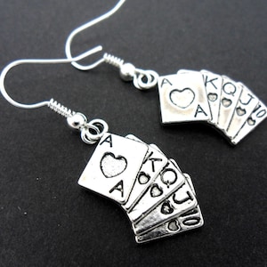 Ein paar nette kleine tibetische Silber Poker Hand spielen Karten dangly Ohrringe. Neu.