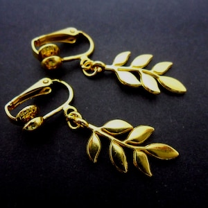 A pair of pretty gold colour dangly leaf themed clip on earrings. New.