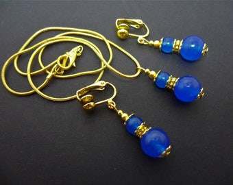 Un collier de perles de jade bleu doré fait à la main et un clip sur un ensemble de boucles d’oreilles.