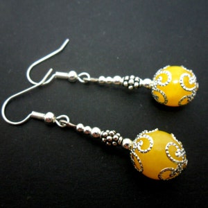 A pair of pretty yellow jade bead  dangly earrings. new.