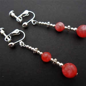 A pair of pretty hand made pink jade bead dangly screw back clip on earrings.