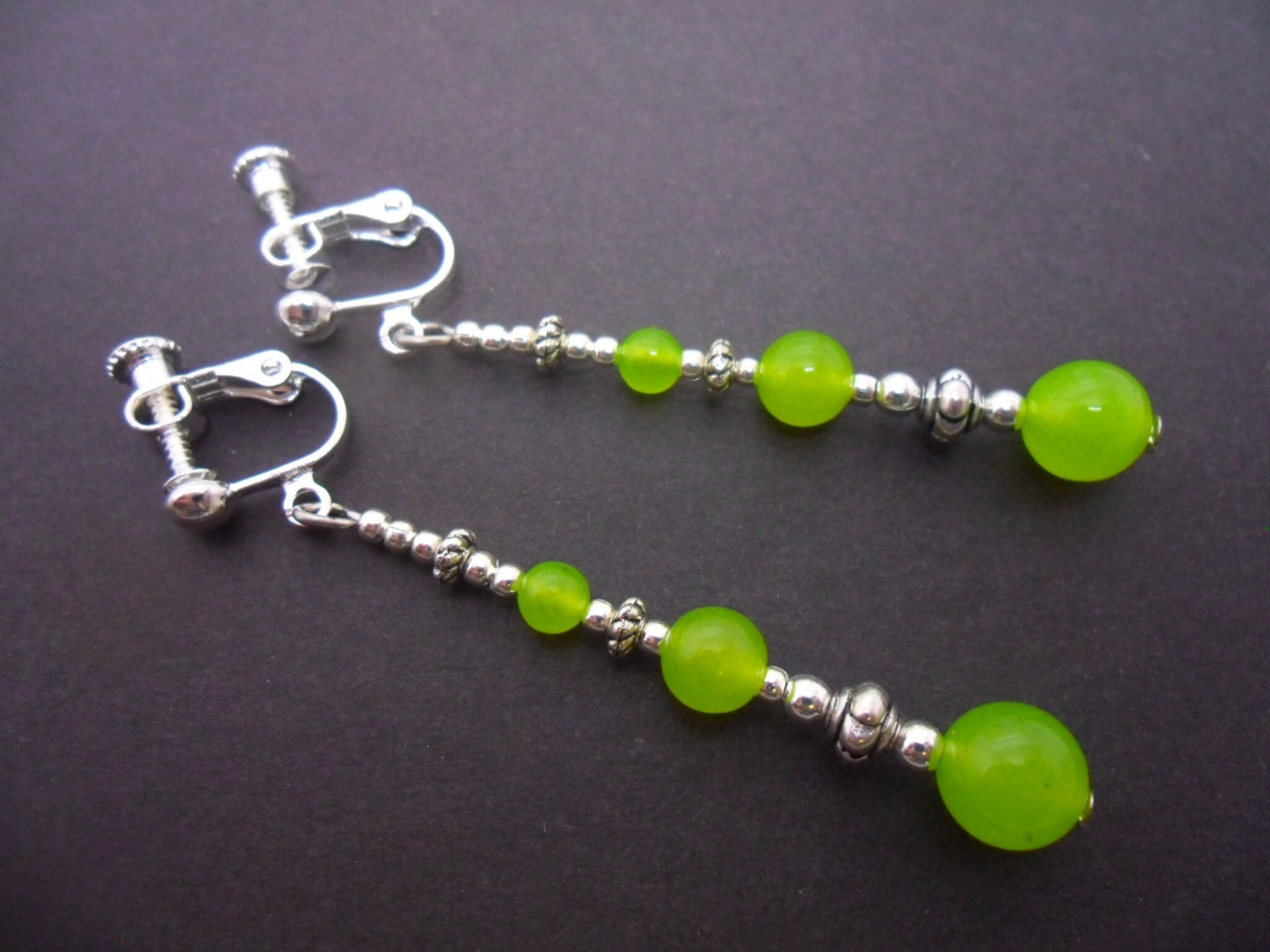 Pear-Shaped Peridot And White Lab-Created Sapphire Frame Drop Earrings In Sterling Silver With 18K Gold Plate - Foto 3