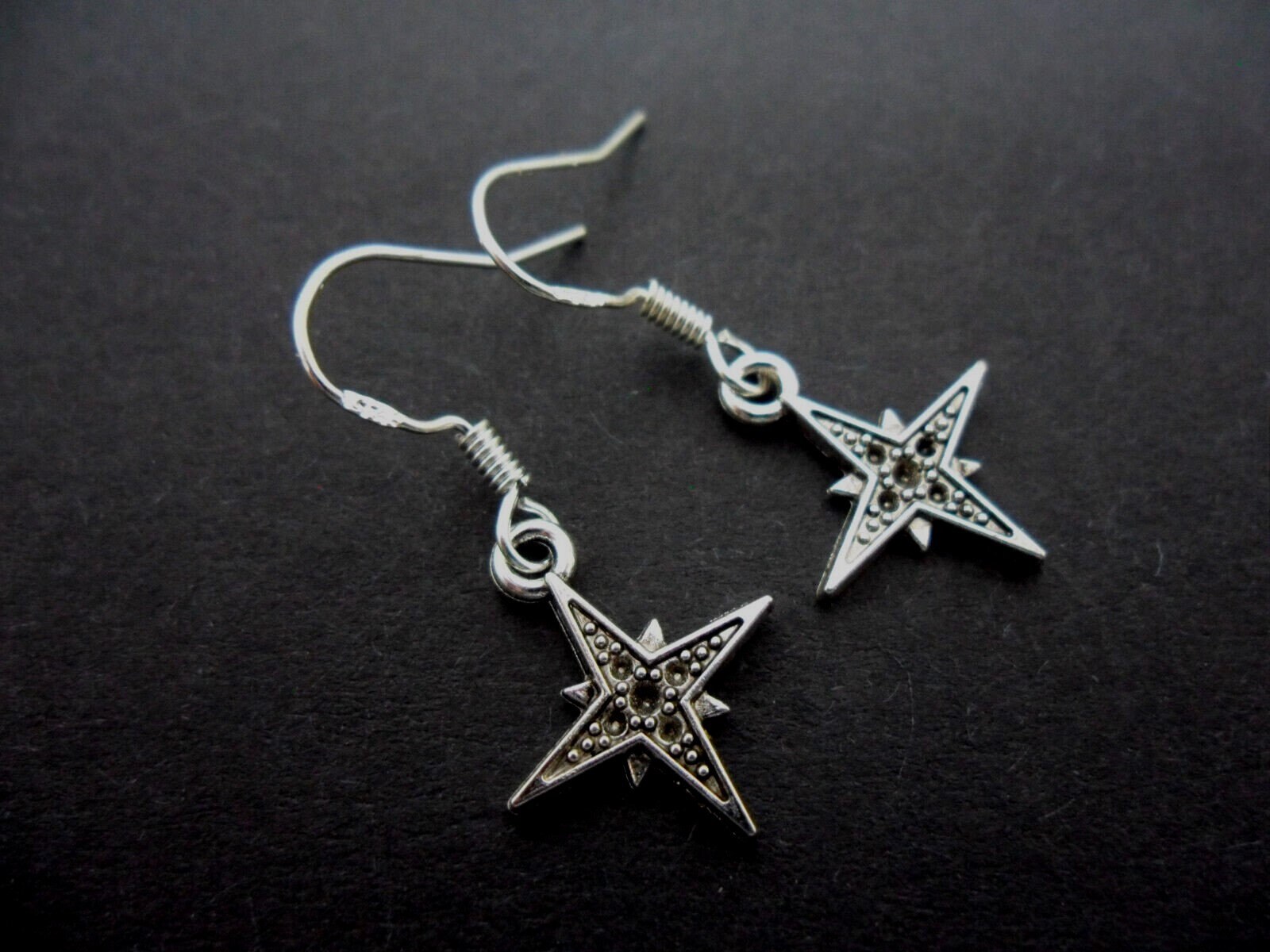 Un Paio Di Orecchini A Gancio A Leva Tibetani A Tema Stellati Fatti A Mano. - Italia - Foto 7