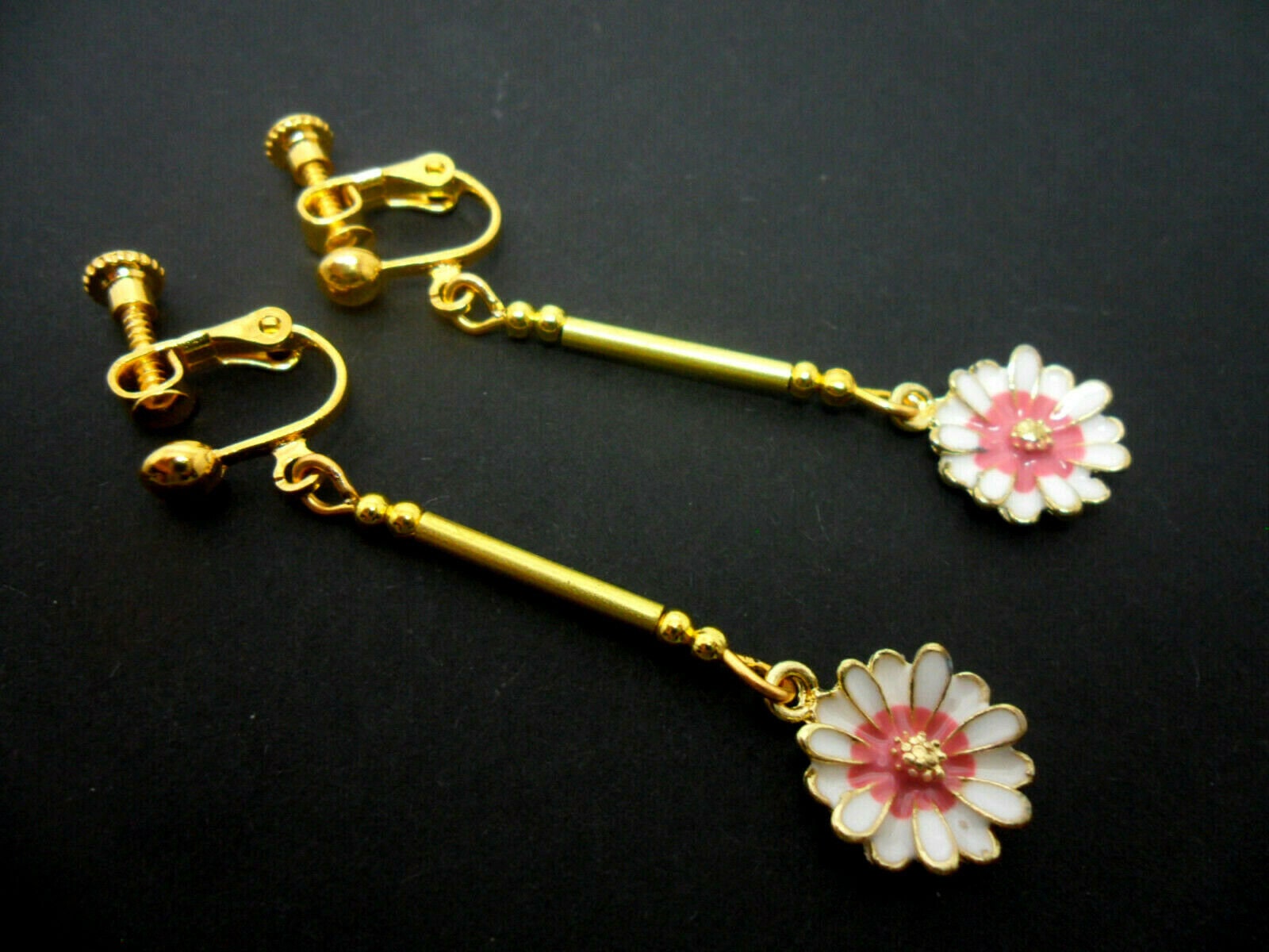 Orecchini Clip-on Lunghi 5,5 Cm A Goccia Con Fiori Margherita, Vintage Riproduzione, Colore Oro