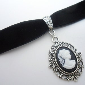 A ladies/girls black velvet 16mm one inch choker cameo charm necklace. image 2