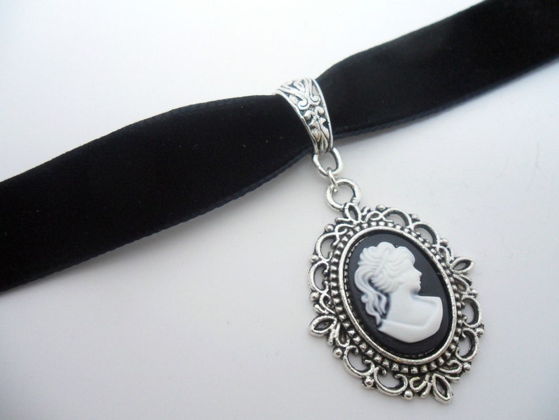 A ladies/girls black velvet 16mm one inch choker cameo charm necklace. image 2