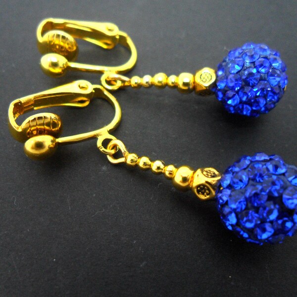 Une paire de jolies boucles d'oreilles pendantes à clip de style perle shamballa bleu de couleur or.