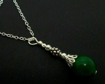 Een mooie handgemaakte groene jade kraal hanger ketting. 18 "keten.