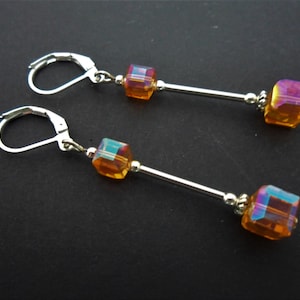 Un paio di graziosi orecchini a cubetti di cristallo in argento tibetano di colore ambrato a perline a perline a perle a leva. Nuovo.