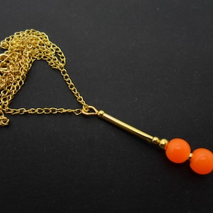 Eine schöne kleine orange Perle vergoldet Anhänger Halskette.