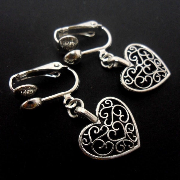 Une paire de petit coeur argenté tibétain mignon a thème dangly clip sur des boucles d'oreilles.