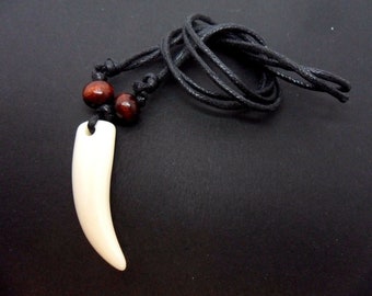 Un collier réglable à dents blanches tribales de cordon noir pour hommes/garçons. Nouveau.