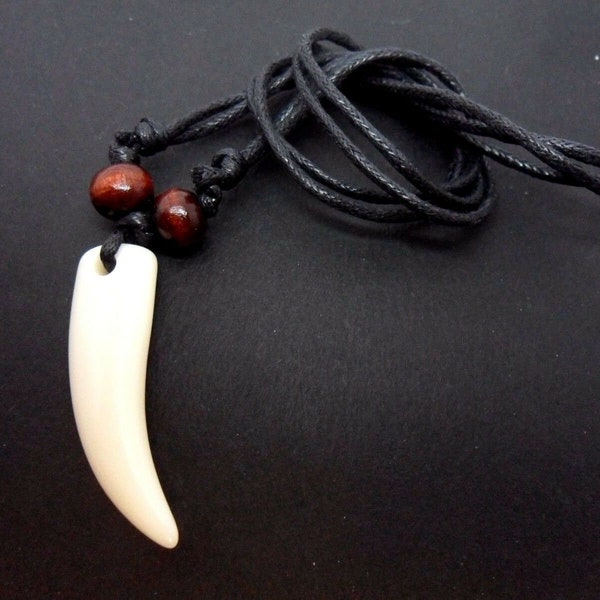 Un collier réglable à dents blanches tribales de cordon noir pour hommes/garçons. Nouveau.