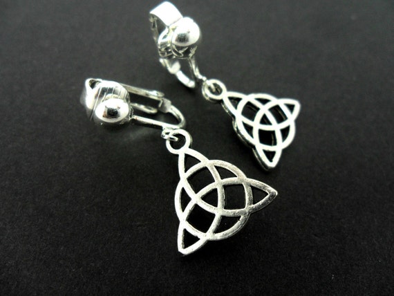 Nueva. Un Par Lindo Dangly Pendientes De Clip Plata Tibetana