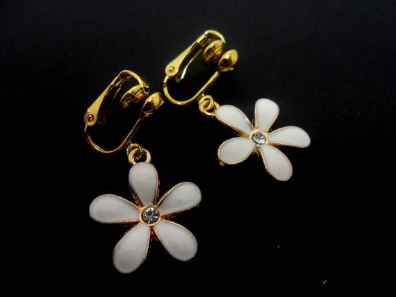 NEW. A PAIR CUTE LITTLE GOLD TONE PINK ENAMEL FLOWER LEVERBACK HOOK EARRINGS