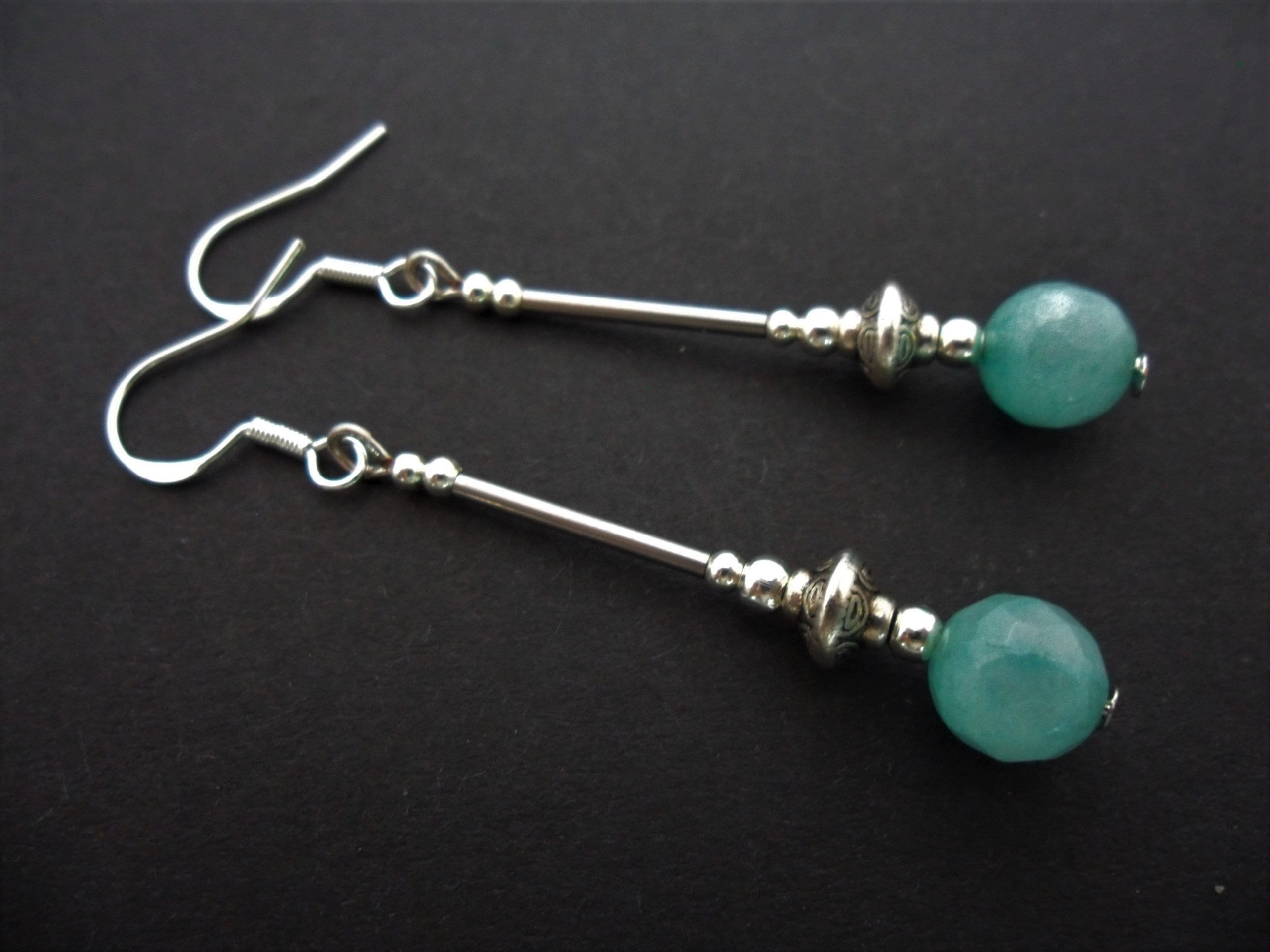 Orecchini Pendenti Fatti A Mano In Giada Blu Con Perle Rotonde E Argento Placcato