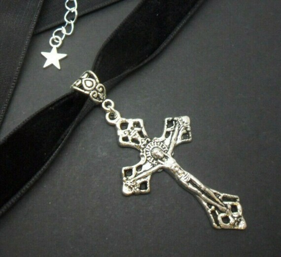 A ladies/girls black velvet 16mm (one inch) choker & cross crucifix charm necklace.