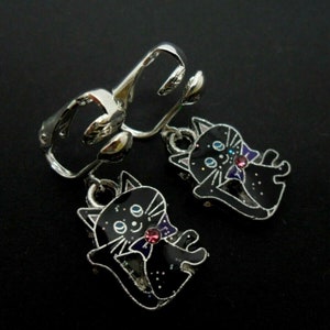 Ein Paar handgemachte süße schwarze Emaille versilberte baumelnde Katze Ohrclips.