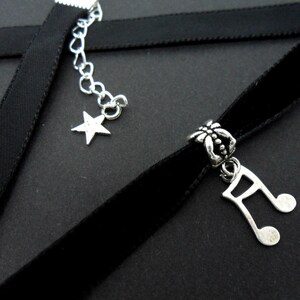 A ladies/girls black velvet 10mm (half inch) musical note charm choker necklace.