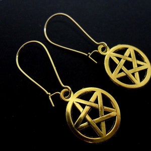 Ein Paar goldFarbe Pentagramm Pentangle Ohrringe auf Nierendraht Haken. Neu.