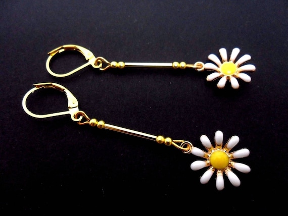 NEW. A PAIR CUTE LITTLE GOLD TONE PINK ENAMEL FLOWER LEVERBACK HOOK EARRINGS