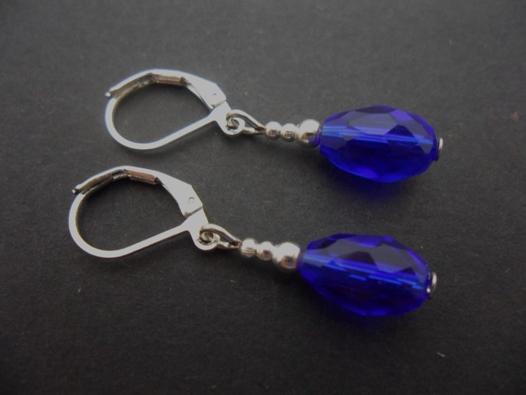 Orecchini Pendenti In Zirconia Cubica Blu Cobalto Taglio A Pera – Cristalli Trasparenti, Placcati Rodio, Chiusura Monachella, Lunghezza 25 Mm