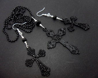 Een handgemaakte die zwarte cross ketting en earring instellen. 27" zwarte balletjes ketting. Nieuw.