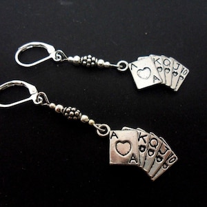 Une paire de boucles d'oreilles pendantes en argent avec des crochets à levier et des cartes à jouer tibétaines. neuf.