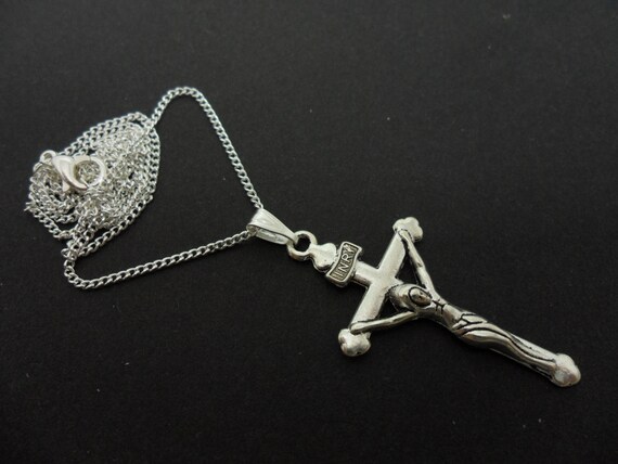NEW. A LOVELY TIBETAN SILVER  CROSS/CRUCIFIX NECKLACE ON AN 18" CHAIN 