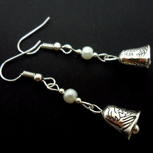 Une paire de jolie tibétain cloche d’argent sur le thème boucles d’oreilles pendantes.