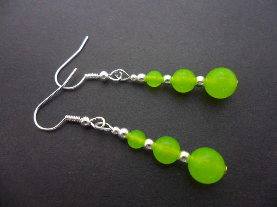 Orecchini a goccia in argento sterling con giada verde Orecchini a goccia in argento sterling con giada verde