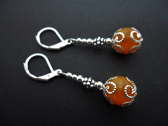 A PAIR OF PRETTY JADE BEAD DANGLY EARRINGS. NEW. | UK