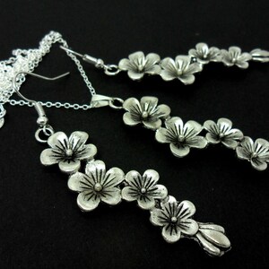 A hand made flower themed  necklace and earring set.