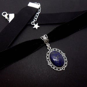 A ladies/girls black velvet 16mm (one inch) choker lapis lazuli charm necklace.