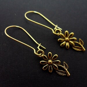 Ein Paar goldfarbene Blumenohrringe auf Nierendrahthaken. Neu.