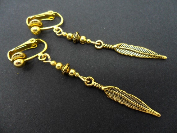 NEW. A PAIR OF DANGLY GOLD COLOUR HEART LEVERBACK HOOK EARRINGS