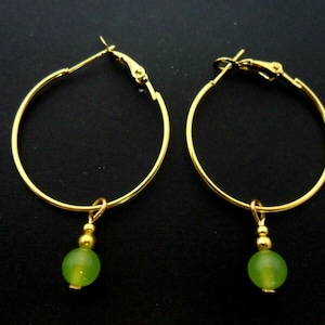 Ein Paar gold Farbe 30mm 1&quot; Reifen und Peridot grün Jade Perlenohrringe.