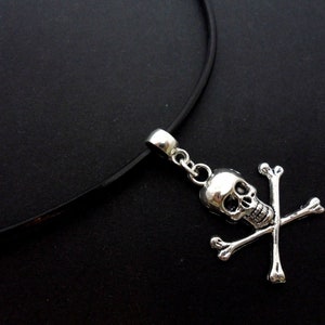 Ein Leder Band 13" - 14" tibetischen Silber Schädel & Kreuzknochen Charme Halsband Halskette.