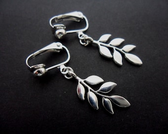Een paar mooie Tibetaans zilveren clip-on oorbellen met hangend bladthema. Nieuw.