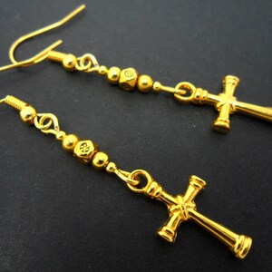 Ein paar nette kleine Hand gemacht gold Farbe Kreuz Themen dangly Ohrringe. Neu.