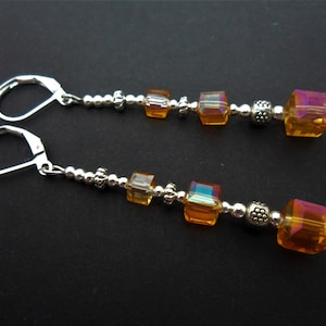 Un paio di orecchini a perno a perno a perle a leva in argento tibetano fatti a mano. Nuovo.