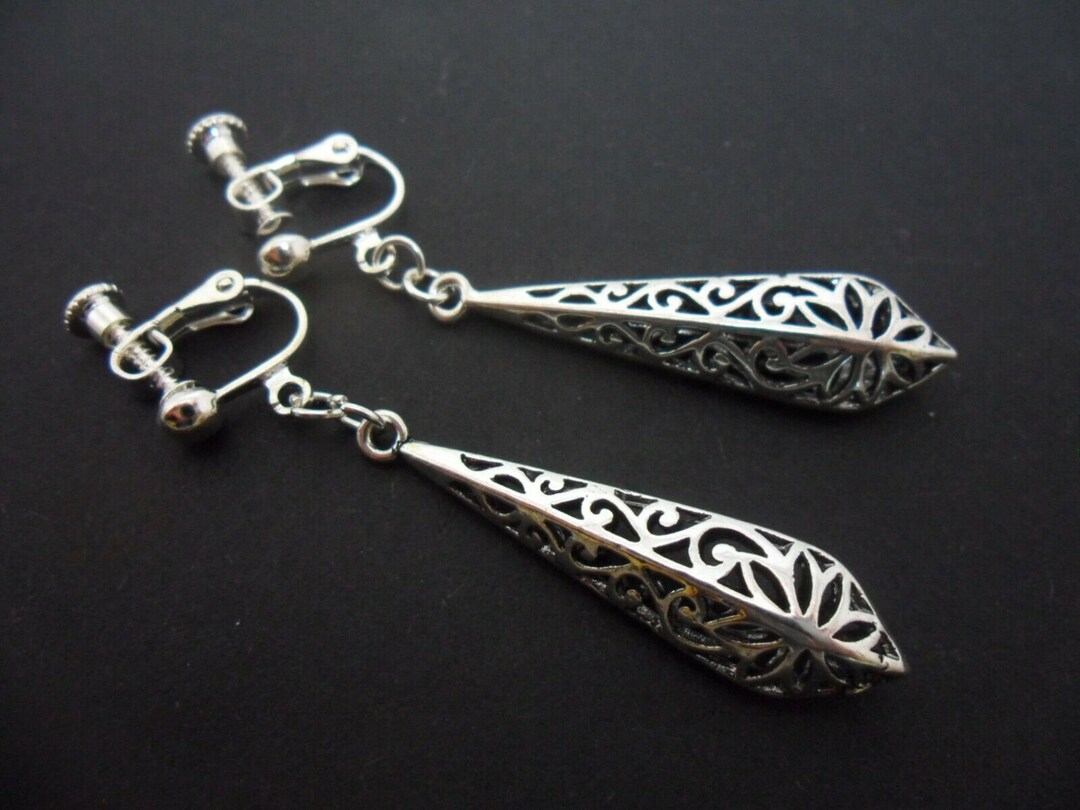 Orecchini e collana in metallo argentato nichel free con filigrana Orecchini e collana in metallo argentato nichel free con filigrana