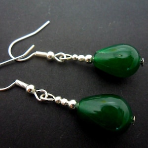 Peut inclure: Une paire de boucles d'oreilles pendantes en argent avec des perles vertes en forme de larme.