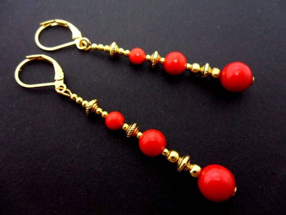 Boucles D'oreilles Pendantes En Laiton Avec Corail Rouge - Cylindre Et Fermoir Doré