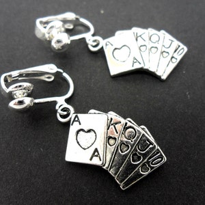 Ein Paar niedliche kleine tibetische Silber Poker Hand Spielkarten baumeln Ohrclips an Ohrringen. neu.
