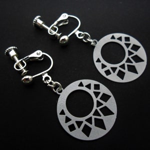 A pair of pretty stainless steel & enamel round circle dangly screw back clip on earrings.